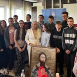 Osnovci uručili ministarki prosvete ikonu Svetog Save koju su radili četiri godine 2