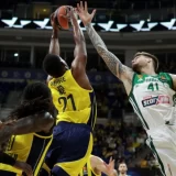 Početak prve polufinalne utakmice fajnal-fora Evrolige kasnio zbog incidenata u dvorani i nereda na ulazu u halu (video) 4