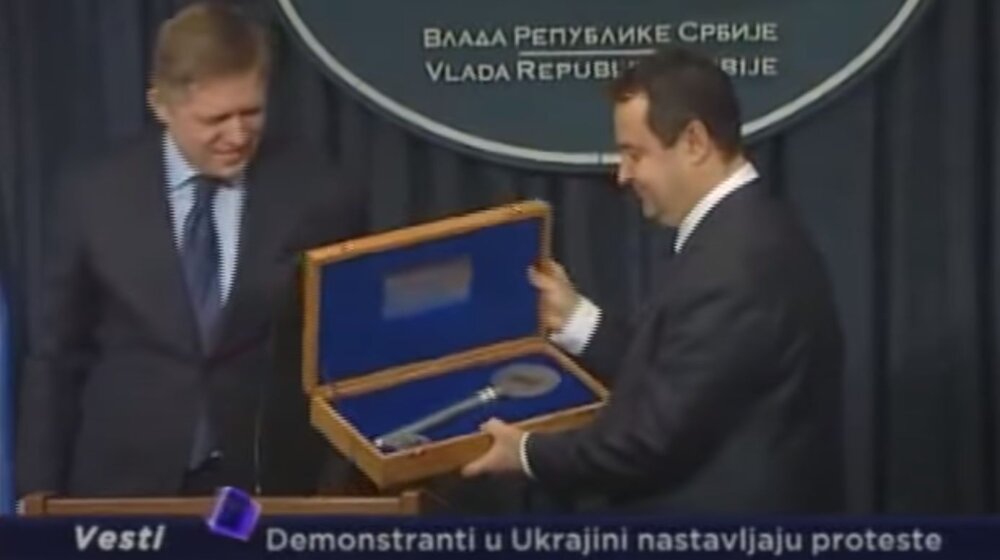 Fico je prvi posetio Beograd posle otvranja pregovora i uručio Dačiću ključeve EU 11