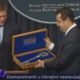 Fico je prvi posetio Beograd posle otvranja pregovora i uručio Dačiću ključeve EU 7