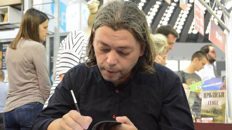 Zašto je tužen pisac Dejan Stojiljković, a u tužbi "kao dokaz" priložen njegov roman "Serafim"? 1