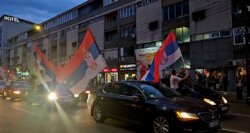 foto, protest zbog rezolucije o strebrenici 3, foto glas juga U Nišu kolone vozila sa srpskim zastavama u znak protesta zbog Rezolucije o genocidu u Srebrenici 4