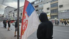 foto, protest zbog rezolucije o strebrenici 5, foto glas juga U Nišu kolone vozila sa srpskim zastavama u znak protesta zbog Rezolucije o genocidu u Srebrenici 2