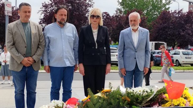 Predstavnici UNS položili vence na mestu pogibije kineskih novinara tokom NATO bombardovanja 1