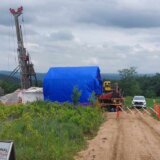 "Ako planiramo da ovde živimo, moraćemo da se borimo za vodu, zemlju i vazduh": Bušili pored Zaječara, došlo do izlivanja termo-mineralne vode (FOTO) 5