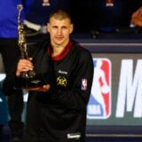 "Džordan" se vratio u Denver: MVP Nikola Jokić primio trofej za najboljeg igrača NBA (VIDEO) 4