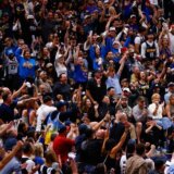 Očekivana sila koja rešava stvar: Trojka Jokića za 40. poen, publika i saigrači u transu (VIDEO) 8