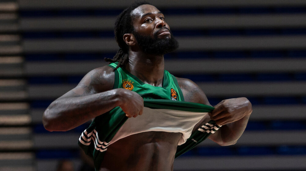 Iver pao daleko od klade: Lesor se šali da njegov sin šutira slobodna bacanja bolje od oca (VIDEO) 1