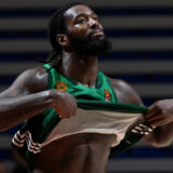 Iver pao daleko od klade: Lesor se šali da njegov sin šutira slobodna bacanja bolje od oca (VIDEO) 7