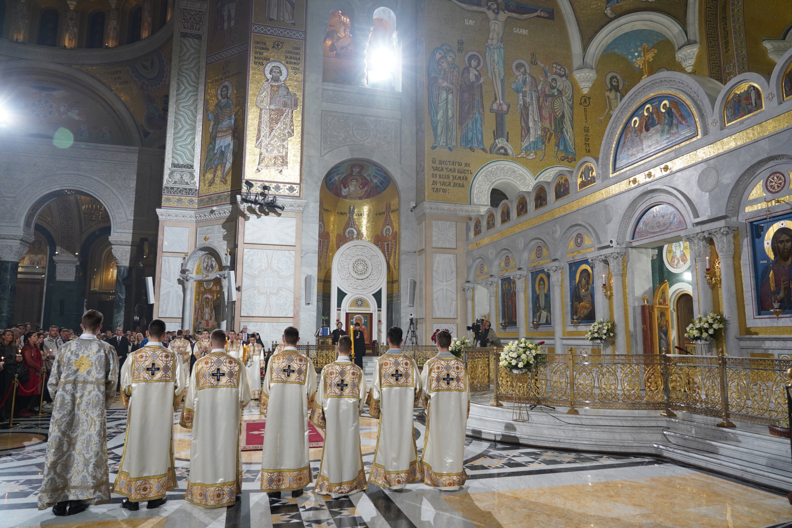 Patrijarh Porfirije služio Vaskršnju liturgiju u hramu Svetog Save 3 Patrijarh Porfirije služio Vaskršnju liturgiju u hramu Svetog Save 3