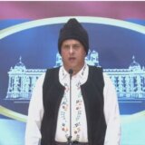 Poslanik u narodnoj nošnji podržao izbor nove vlade Srbije 1