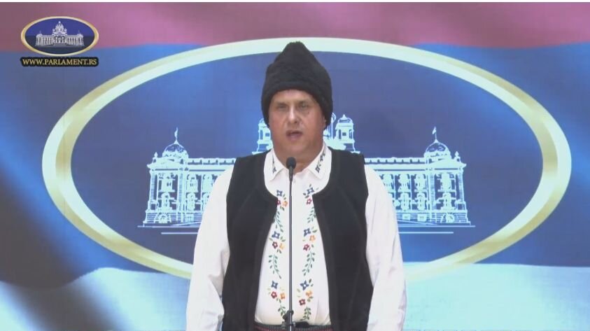Poslanik u narodnoj nošnji podržao izbor nove vlade Srbije 1