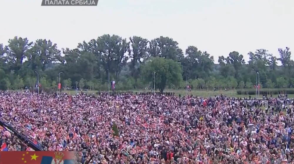 (VIDEO) Kako su okupljeni građani pozdravili predsednika Kine u Beogradu? 1