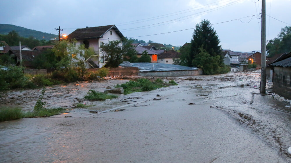 (FOTO) U Novom Pazaru vanredna situacija: Iz zaglavljenog automobila kod Užica spasene dve osobe i dvomesečna beba 1