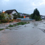 (FOTO) U Novom Pazaru vanredna situacija: Iz zaglavljenog automobila kod Užica spasene dve osobe i dvomesečna beba 1