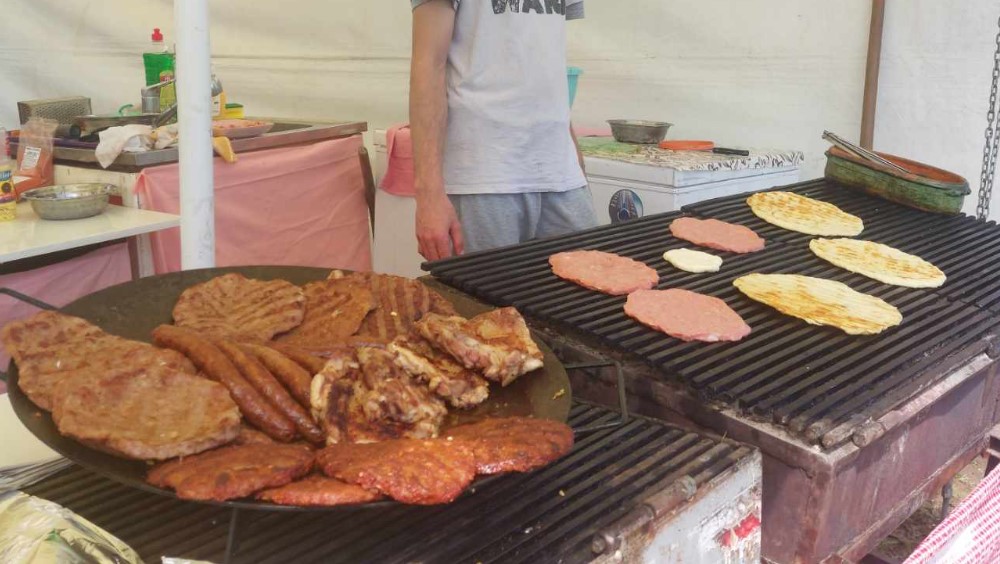 U Zaječaru počeo vašar sa pogledom na novi stadion "Kraljevica": Prasetina 3.000, jagnjetina 3.500, pljeskavica 350, a mekica 100 dinara (FOTO) 7