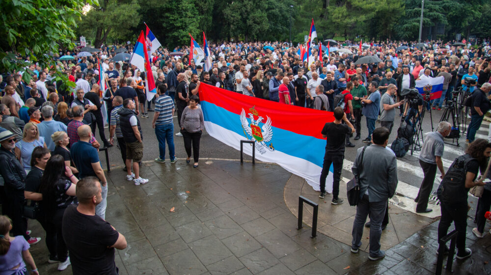 Počeo još jedan protest ispred zgrade Vlade Crne Gore zbog rezolucije o genocidu u Srebrenici 9