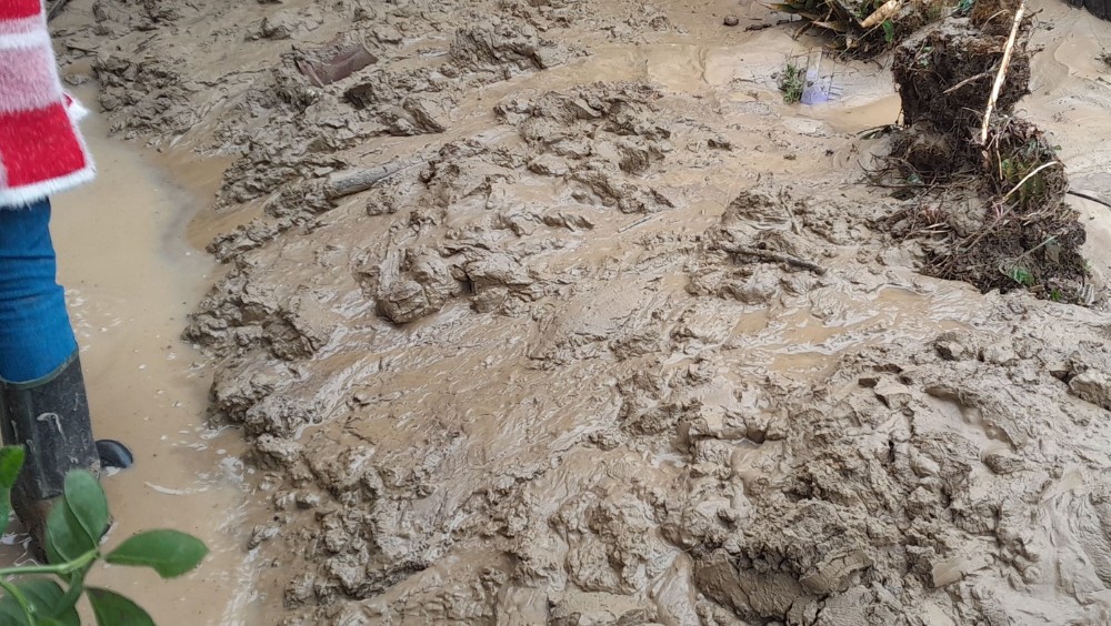 “Noćas oko tri sata sam čula huk kao da je cunami”: Meštanka Rajca govori za Danas o velikim poplavama u tom mestu (FOTO) 2