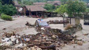 “Noćas oko tri sata sam čula huk kao da je cunami”: Meštanka Rajca govori za Danas o velikim poplavama u tom mestu (FOTO)