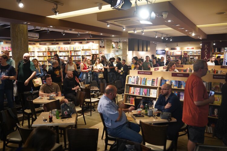 Kutije pune knjiga za potpis poznatog pisca epske fantastike Stivena Eriksona u SKC-u 2 Kutije pune knjiga za potpis poznatog pisca epske fantastike Stivena Eriksona u SKC-u 2