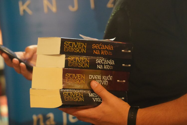 Kutije pune knjiga za potpis poznatog pisca epske fantastike Stivena Eriksona u SKC-u 3 Kutije pune knjiga za potpis poznatog pisca epske fantastike Stivena Eriksona u SKC-u 3