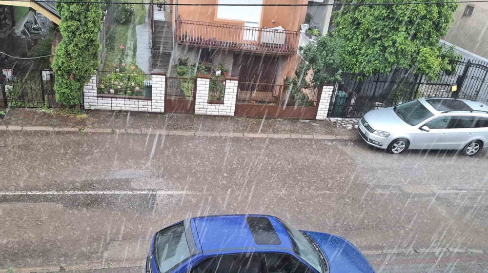 Nevreme zahvatilo Srbiju: RHMZ izdao hitno upozorenje za narednih sat vremena (FOTO, VIDEO) 1