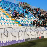Prekinuta utakmica u Novom Pazaru zbog transparenta o Srebrnici, publika bacala stolice u teren (FOTO) 13