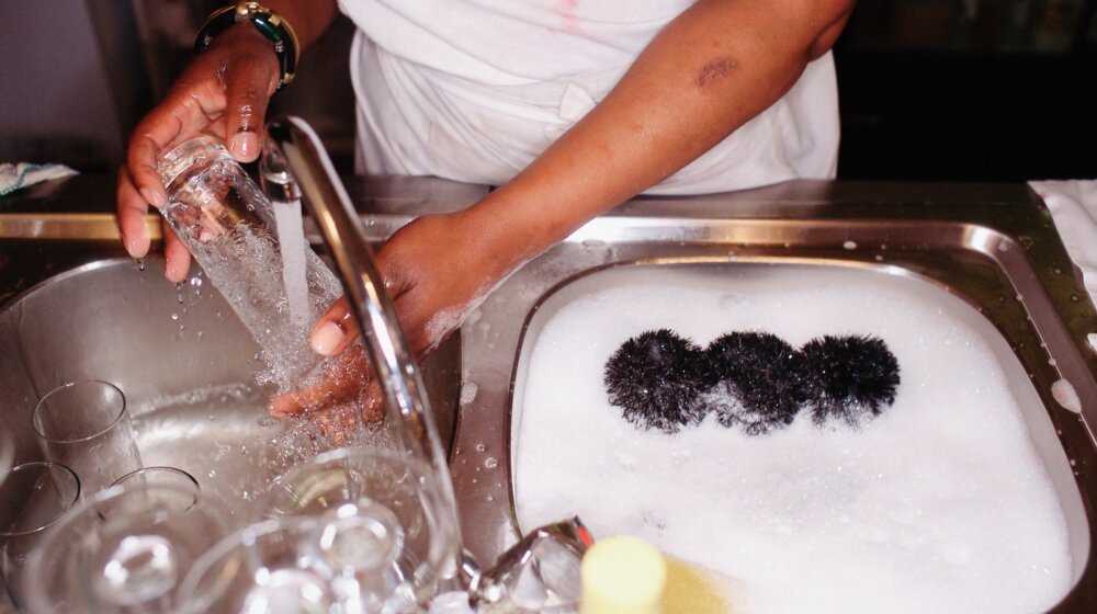 Sa ova dva proizvoda koja imate u kući možete da očistite začepljeni odvod u sudoperi 1