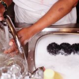 Sa ova dva proizvoda koja imate u kući možete da očistite začepljeni odvod u sudoperi 4