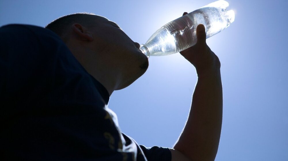 Lekar otkriva zašto nikada ne pije vodu iz plastične flašice 9