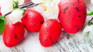 Farbanje jaja: Kako da dobijete crvenu, bez korišćenja veštačkih boja