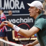 Ko gubi...: Šapovalov ukazao da je oštećen na meču za sledećeg Đokovićevog protivnika u Ženevi (FOTO) 7