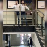 Savo Manojlović i aktivisti Kreni-Promeni izašli iz zgrade opštine Čukarica nakon što su u njoj prespavali: Problem s overiteljima nije rešen 10