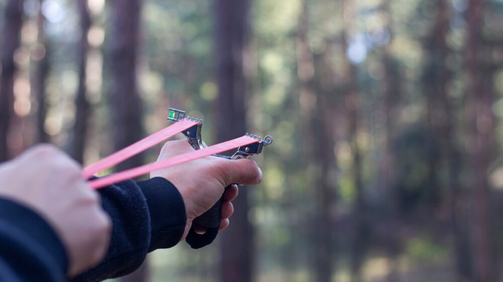 Konačno uhapšen: Stariji muškarac (81) iz Kalifornije praćkom terorisao sugrađane deset godina 1