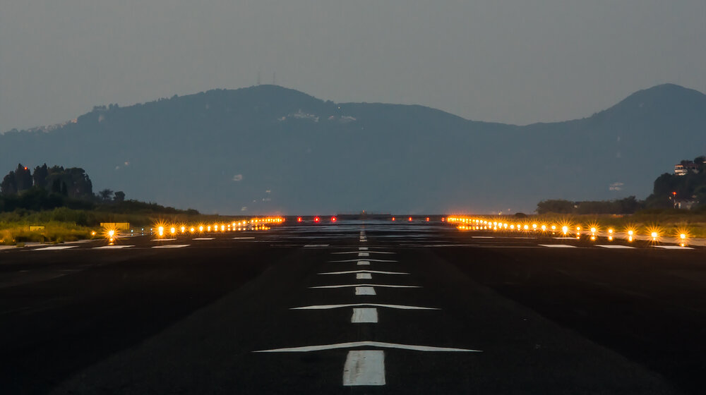 Avion sa tri putnika sleteo na aerodrom u Australiji na trup, bez opreme za sletanje 1