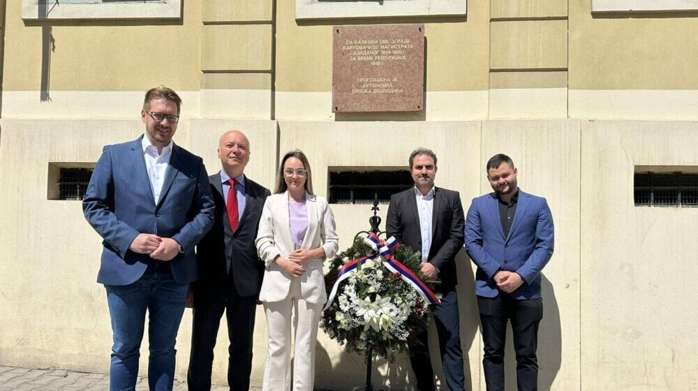 Predstavnici opozicije u vojvođanskom parlamentu položili venac ispred zgrade Magistrata u Sremskim Karlovcima povodom održavanja Majske skupštine 10