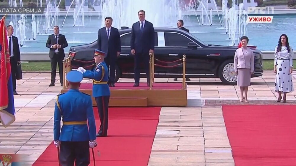 Održana svečana ceremonija dočeka ispred Palate Srbija: Aleksandar i Tamara Vučić dočekali Sija i njegovu suprugu (FOTO) 1