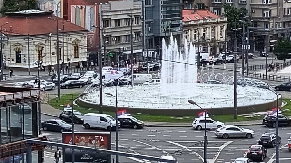 (FOTO) Na Slaviji vozila sa zastavama, Vučić govori u UN 1