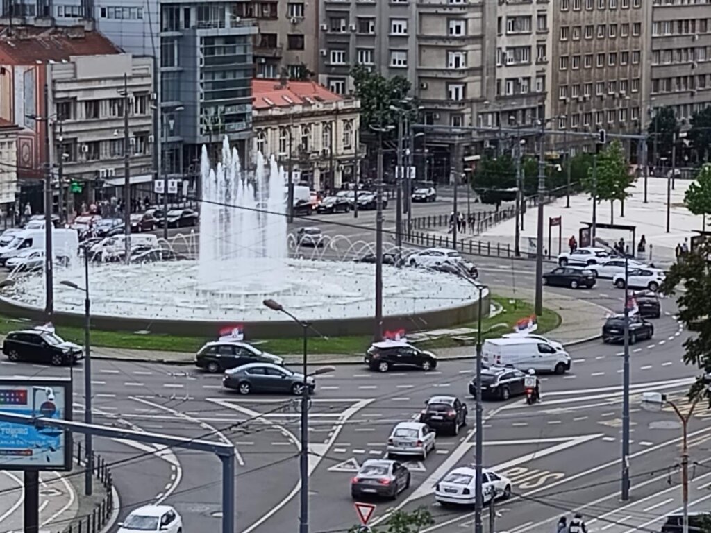 (FOTO) Na Slaviji vozila sa zastavama, Vučić govori u UN 2 (FOTO) Na Slaviji vozila sa zastavama, Vučić govori u UN 2