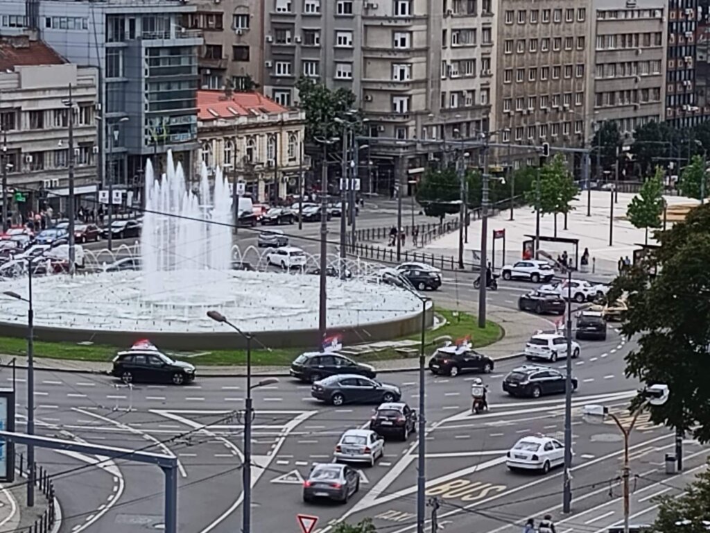 (FOTO) Na Slaviji vozila sa zastavama, Vučić govori u UN 3 (FOTO) Na Slaviji vozila sa zastavama, Vučić govori u UN 3