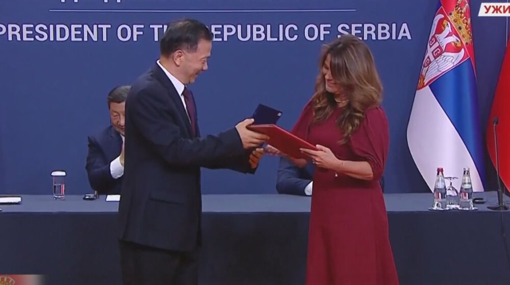 (FOTO) Vasiljević, Bujošević, Albunović, Grčić razmenili memorandume sa kineskim kolegama: Razumevanje u medijskoj sferi 1