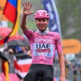 Điro ulazi u završnicu: Etapa skraćena zbog protesta biciklista, debitant Pogačar stigao do malića (VIDEO) 14