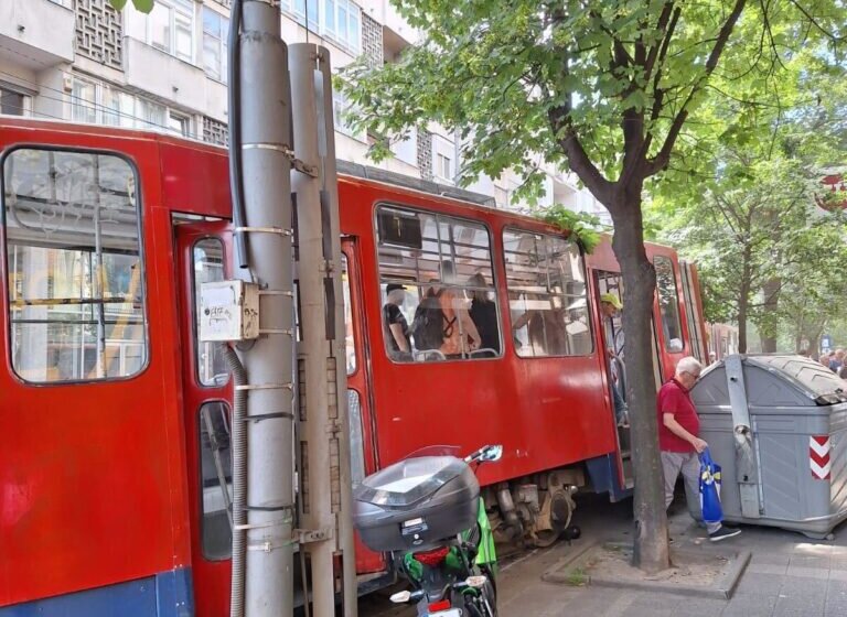 Tramvaj izleteo iz šina u centru Beograda (FOTO) 20