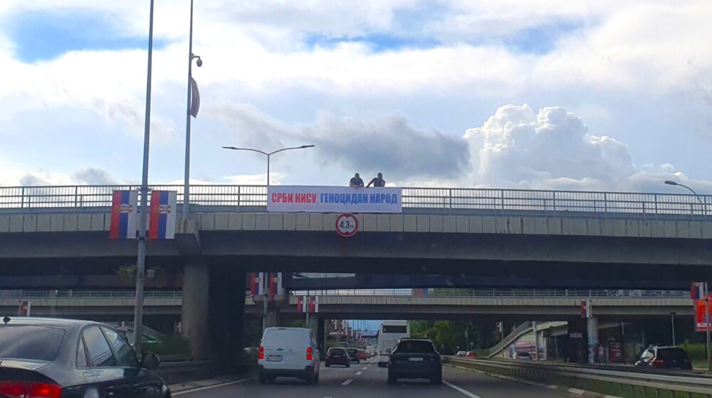 Transparenti „Srbi nisu genocidan narod“ na Novom Beogradu 11