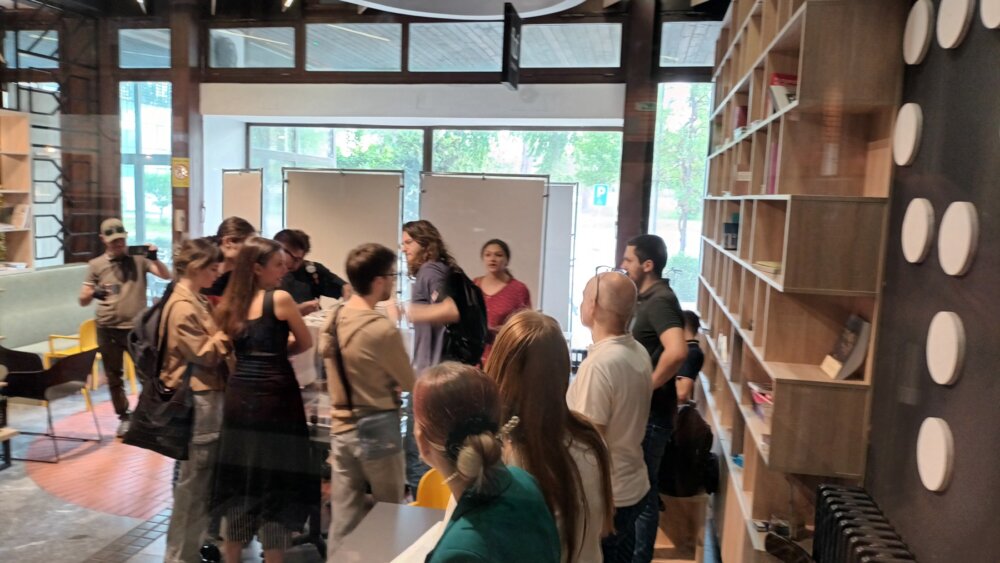 Ponovo prekinuto glasanje za Studentski parlament u Novom Sadu: Koškanje na ulazu na biračko mesto, intervenisala Hitna pomoć i policija 2 Ponovo prekinuto glasanje za Studentski parlament u Novom Sadu: Koškanje na ulazu na biračko mesto, intervenisala Hitna pomoć i policija 2