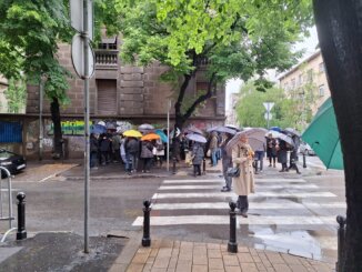 Godišnjica masovnog ubistva u "Ribnikaru": Građani u tišini pale sveće, mediji na minut prekinuli emitovanje programa (FOTO; VIDEO) 4