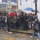 Godišnjica masovnog ubistva u "Ribnikaru": Građani u tišini pale sveće, mediji na minut prekinuli emitovanje programa (FOTO; VIDEO) 5