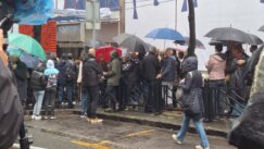 Godišnjica masovnog ubistva u "Ribnikaru": Građani u tišini pale sveće, mediji na minut prekinuli emitovanje programa (FOTO; VIDEO) 3