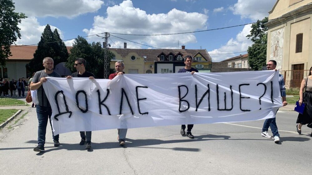 Protest u Bačkoj Palanci zbog napada na profesora za vreme nastave: Svi su ogorčeni i uplašeni 11