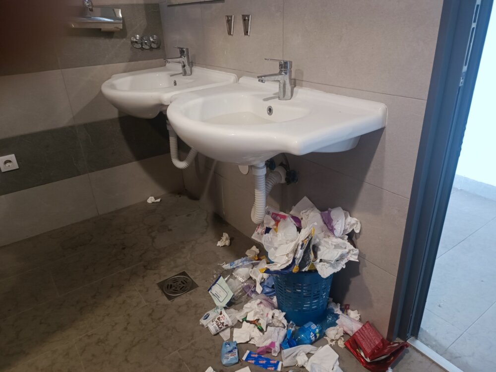 železnička stanica Nova železnička stanica u Sremskim Karlovcima pretvorena u ruglo: Čistačica dala otkaz jer je nisu plaćali, toaleti neupotrebljivi, smeće raznosi vetar (VIDEO) 2